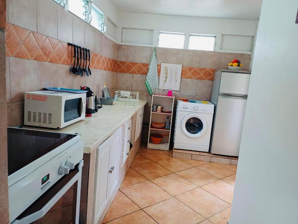 Coquet F2 Climatise Avec Piscine Au Lamentin Apartment Le Lamentin Ngoại thất bức ảnh