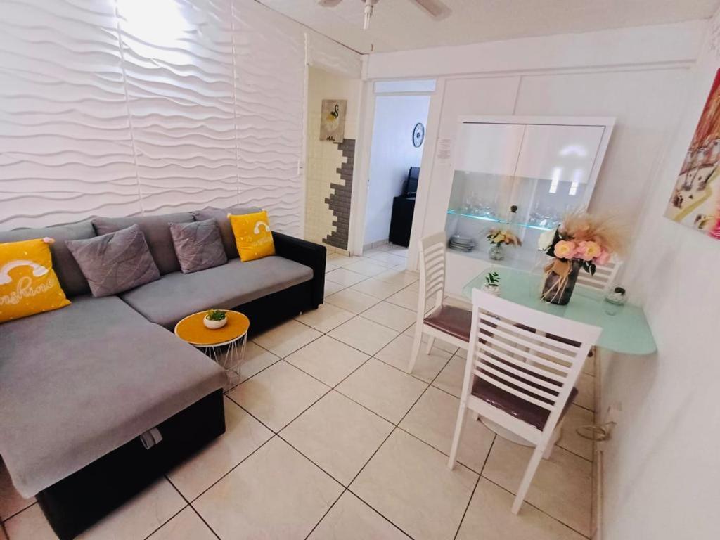 Coquet F2 Climatise Avec Piscine Au Lamentin Apartment Le Lamentin Ngoại thất bức ảnh