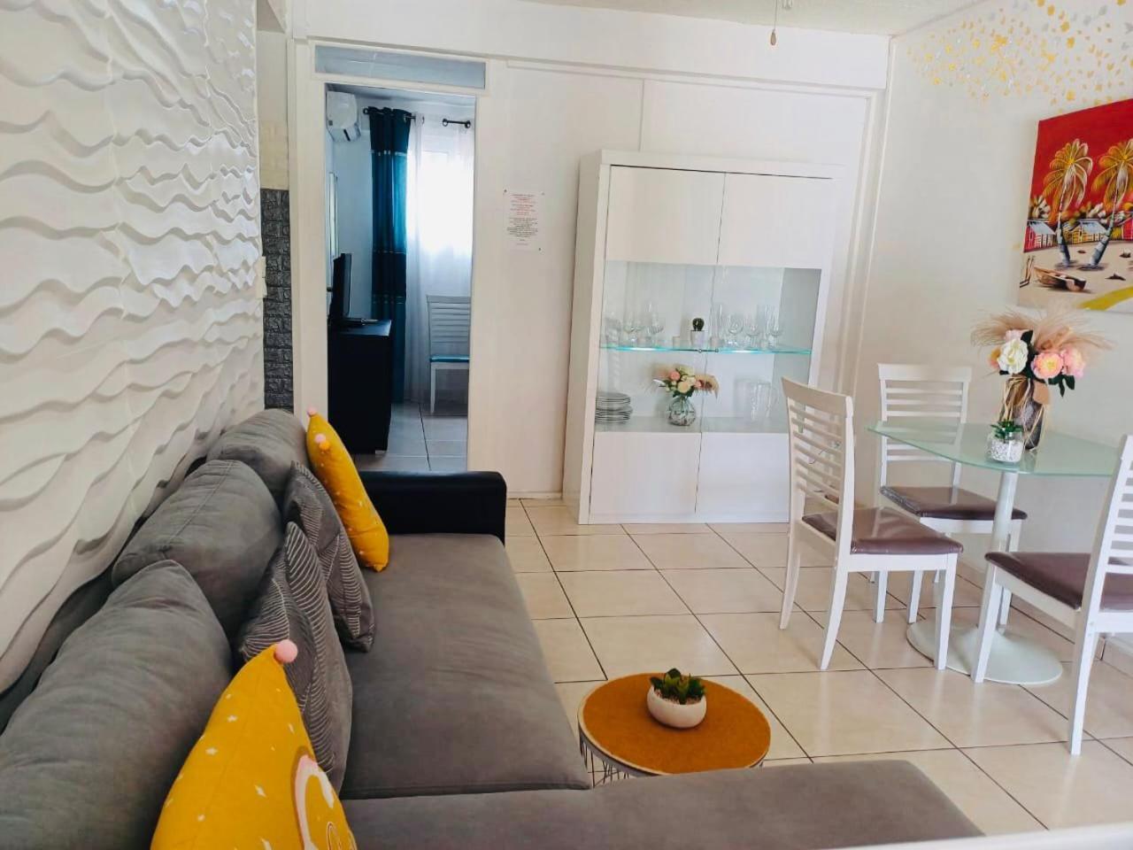 Coquet F2 Climatise Avec Piscine Au Lamentin Apartment Le Lamentin Ngoại thất bức ảnh